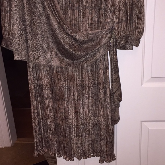 Mother of the Bride/modest V-neck pleated evening - Picture 2 of 8